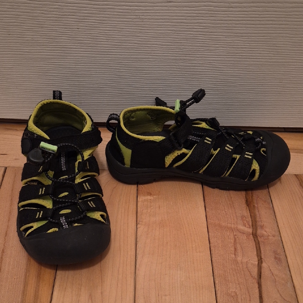 Keen Kids Size 2 Sandals